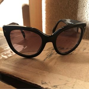 Prada Womens sunglasses good used condition. No scratches